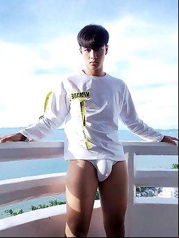 Tart is posing nude