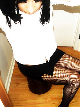 Inviting tranny mistress likes the taste of jizz