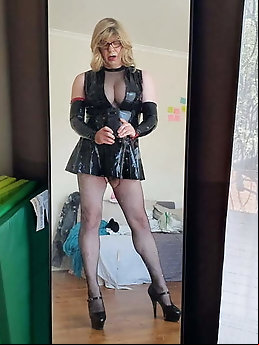 Skinny tranny mistress loves nudism very much