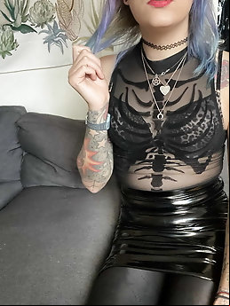 Tempting shemale streetwalker is spreading her bum on cam