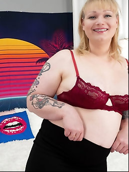KellyQuellXXX: Kelly enjoys Cardis large penis in a collection of nine images from xHamster.